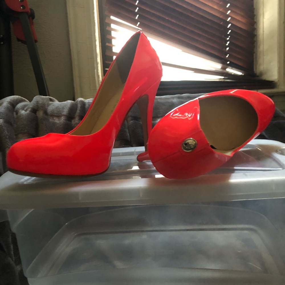 Ivanka Trump Neón pink/coral round toe pumps  8M.